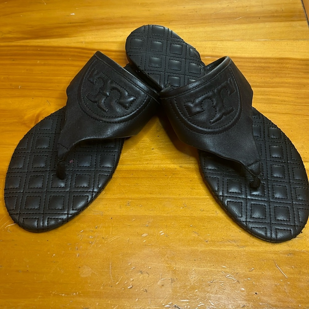 Tory Burch Black Fleming Flat Thong Sandals    7.5

20” from heal to toe